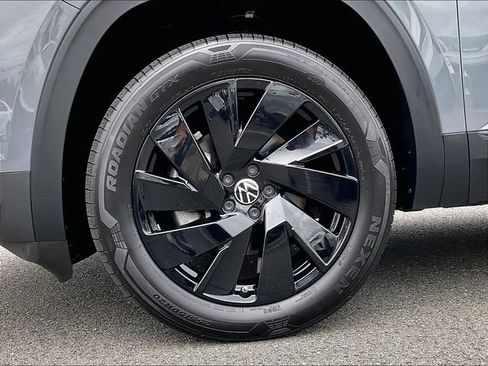 Used 2024 Volkswagen Atlas Cross Sport SE AWD/4WD image 11