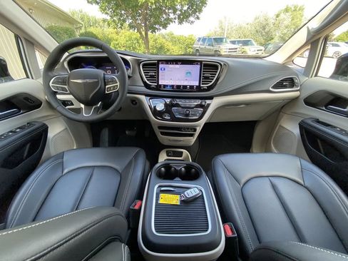 Used 2024 Chrysler Pacifica Touring-L AWD/4WD image 14