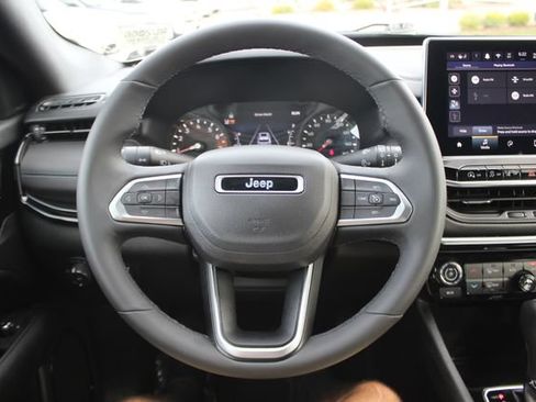 Used 2025 Jeep Compass Latitude w/ Convenience Group AWD/4WD image 13