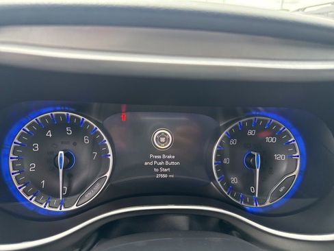 Used 2025 Chrysler Pacifica Select FWD image 4
