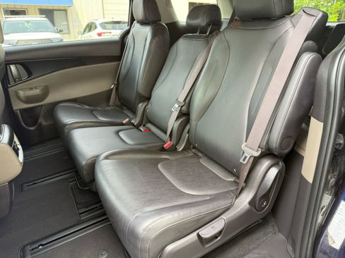 Used 2025 Kia Carnival FWD image 5