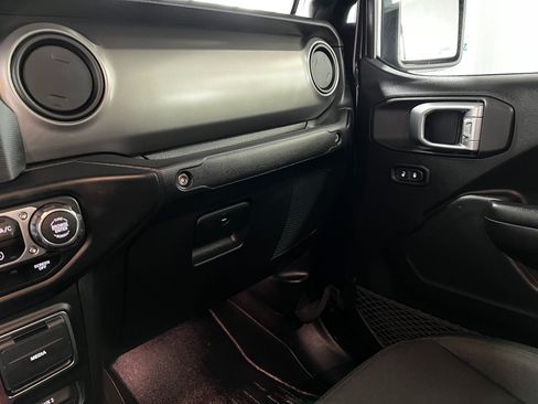 Used 2020 Jeep Gladiator Sport w/ Technology Group AWD/4WD image 17