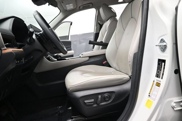 Used 2024 Toyota Grand Highlander AWD image 17