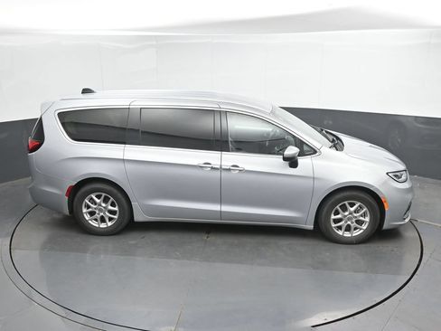 Used 2023 Chrysler Pacifica Touring-L FWD image 32