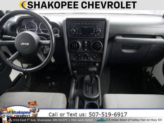Used 2010 Jeep Wrangler Unlimited Rubicon AWD/4WD image 13