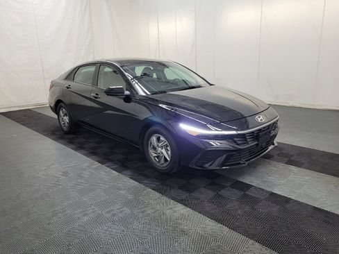 Used 2024 Hyundai Elantra SE FWD image 13