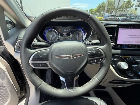 Used 2022 Chrysler Pacifica Touring-L FWD image 21