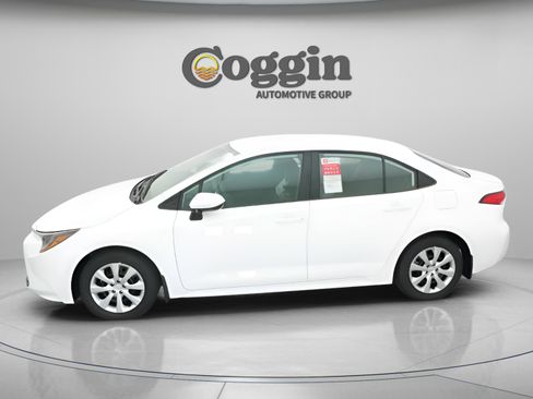Certified 2025 Toyota Corolla LE FWD image 4