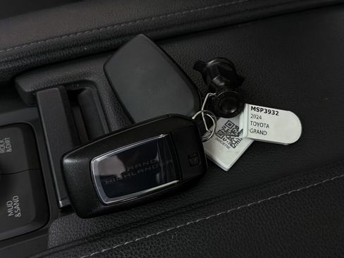 Used 2024 Toyota Grand Highlander AWD image 32