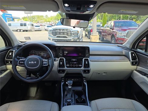 Used 2022 Kia Sorento EX w/ Panoramic Sunroof Package FWD image 17