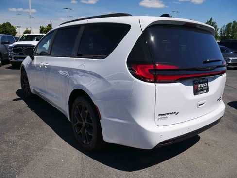 New 2026 Chrysler Pacifica Limited AWD/4WD image 17