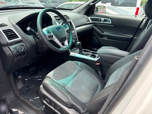 Used 2015 Ford Explorer XLT w/ Equipment Group 202B FWD image 3