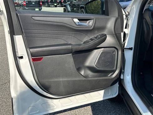 New 2025 Ford Escape SE image 11