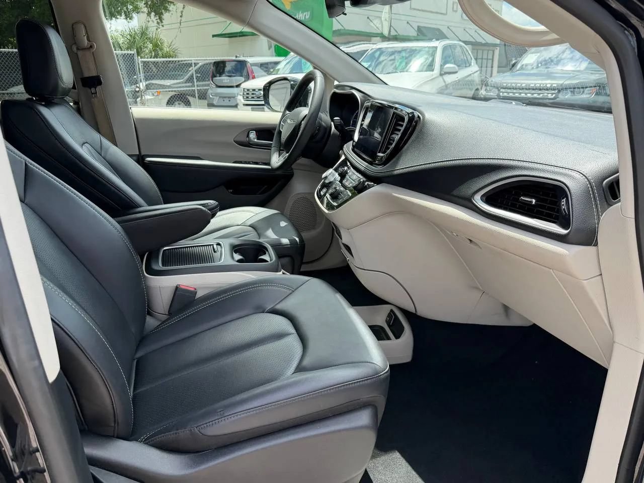 Used 2024 Chrysler Pacifica Limited FWD image 20
