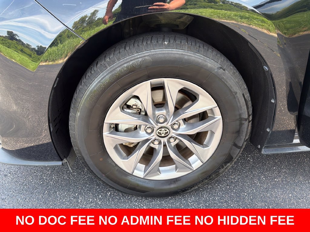 Used 2025 Toyota Sienna XLE FWD image 28