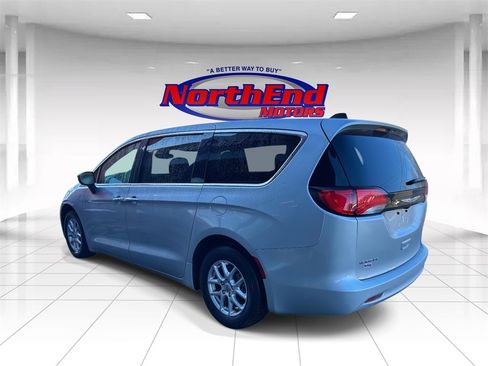 Used 2023 Chrysler Voyager LX image 5