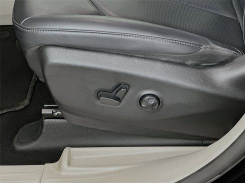Used 2024 Chrysler Pacifica Touring-L FWD image 21