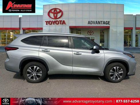 Used 2023 Toyota Highlander XLE AWD/4WD image 5