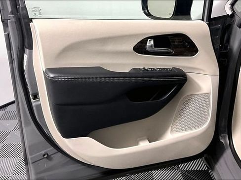 Used 2023 Chrysler Pacifica Limited FWD image 23