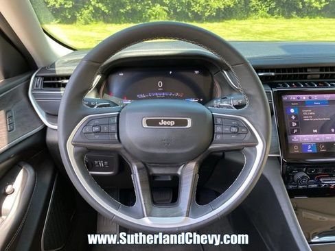Used 2023 Jeep Grand Cherokee Limited w/ Black Appearance Package AWD/4WD image 20