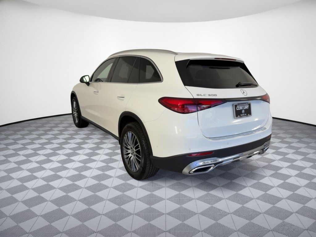 Used 2025 Mercedes-Benz GLC 300 image 3