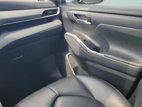 Used 2023 Toyota Highlander XLE FWD image 13