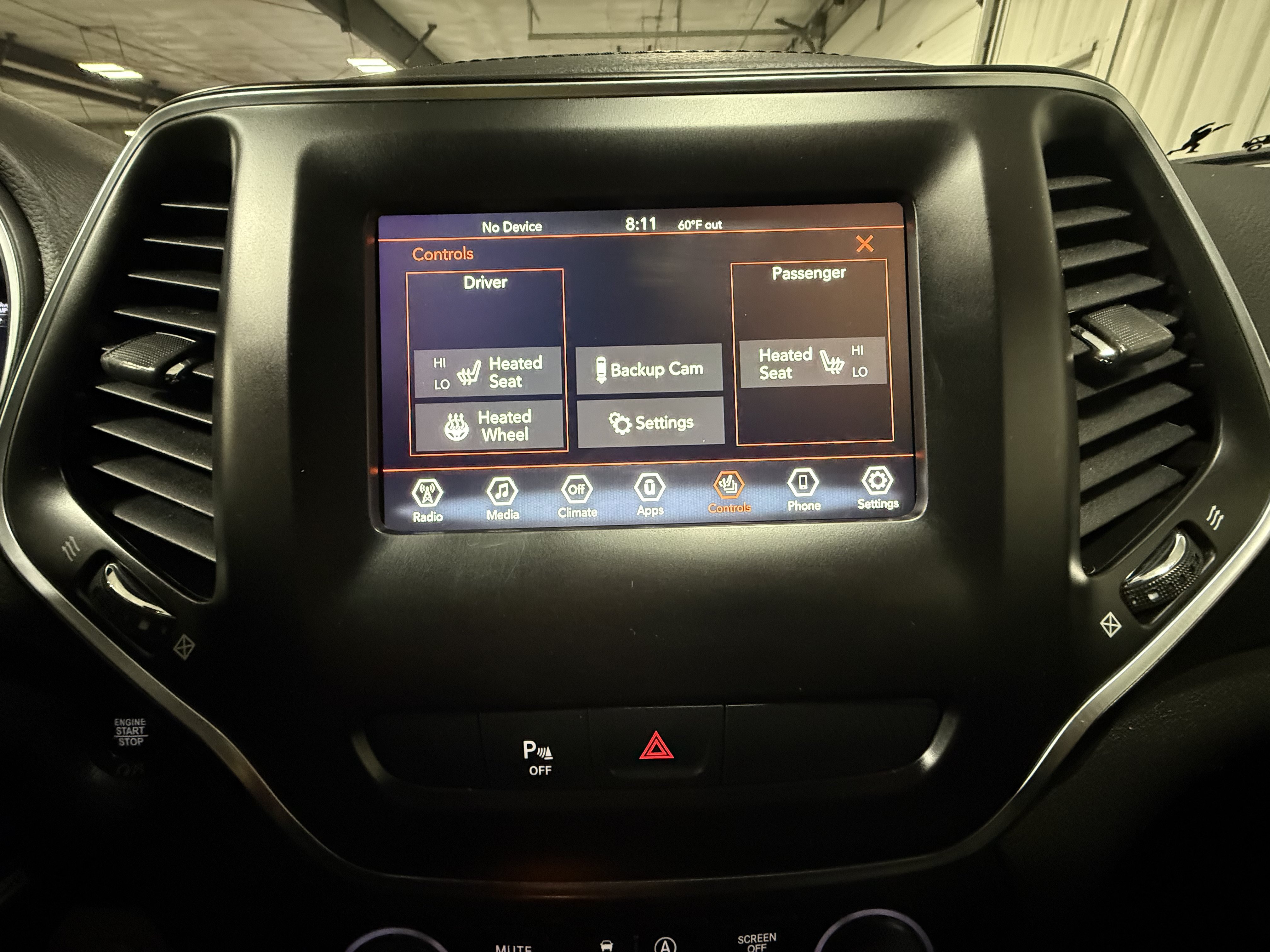 Used 2019 Jeep Cherokee Latitude Plus w/ Cold Weather Group AWD/4WD image 23