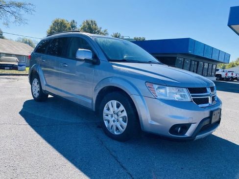 Used 2019 Dodge Journey SE image 3