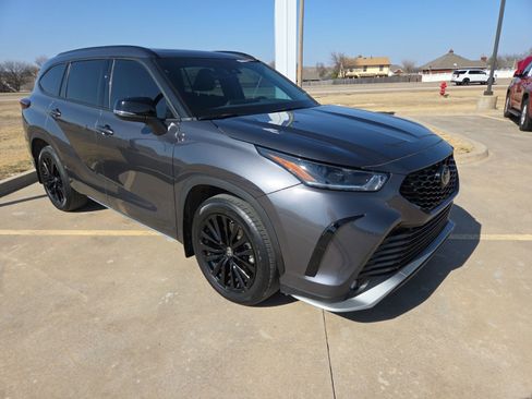 Used 2024 Toyota Highlander XSE image 3