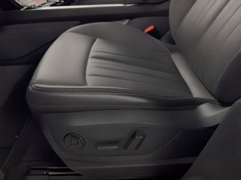 Used 2022 Audi e-tron Premium Plus w/ Premium Plus Package image 16