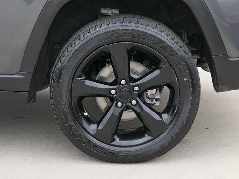 Used 2022 Jeep Grand Cherokee Altitude AWD/4WD image 9