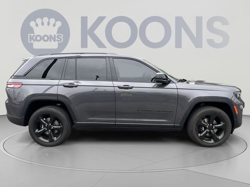 Used 2024 Jeep Grand Cherokee Laredo AWD/4WD image 8