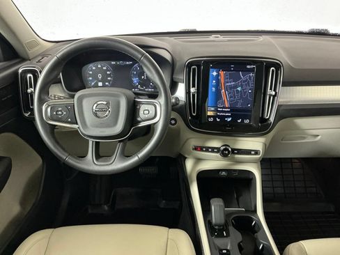 Used 2022 Volvo XC40 T5 Momentum w/ Premium Package AWD/4WD image 9