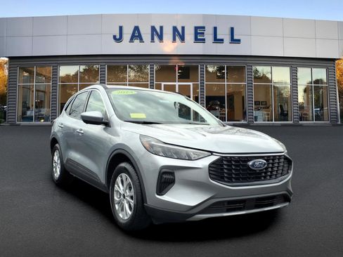 Used 2023 Ford Escape Active w/ Tech Pack #2 AWD/4WD image 3