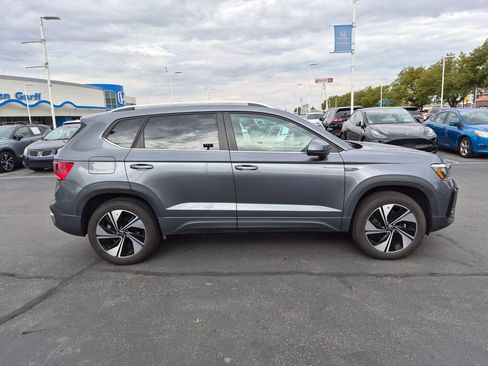 Used 2024 Volkswagen Taos SE w/ Panoramic Sunroof Package AWD/4WD image 2