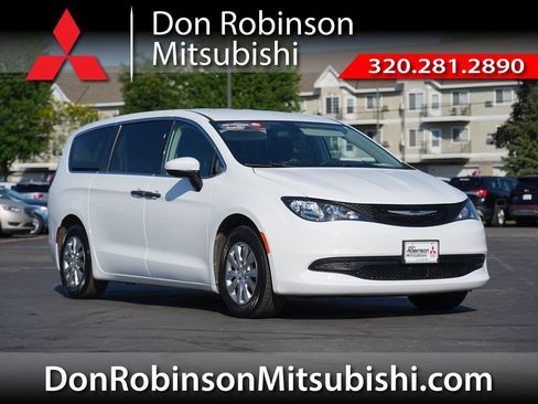 Used 2021 Chrysler Voyager L FWD image 1