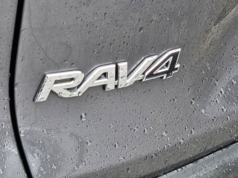 Used 2019 Toyota RAV4 LE FWD image 11
