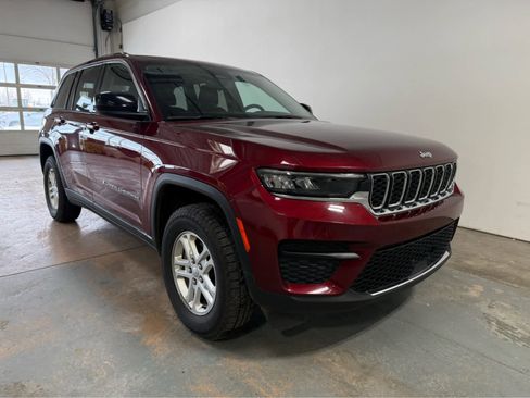 Used 2024 Jeep Grand Cherokee Laredo AWD/4WD image 5