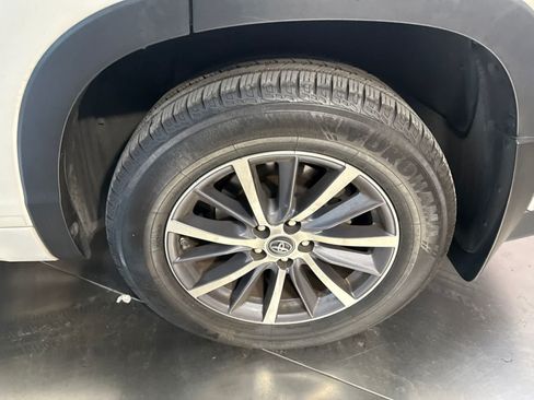 Used 2017 Toyota Highlander XLE AWD/4WD image 8