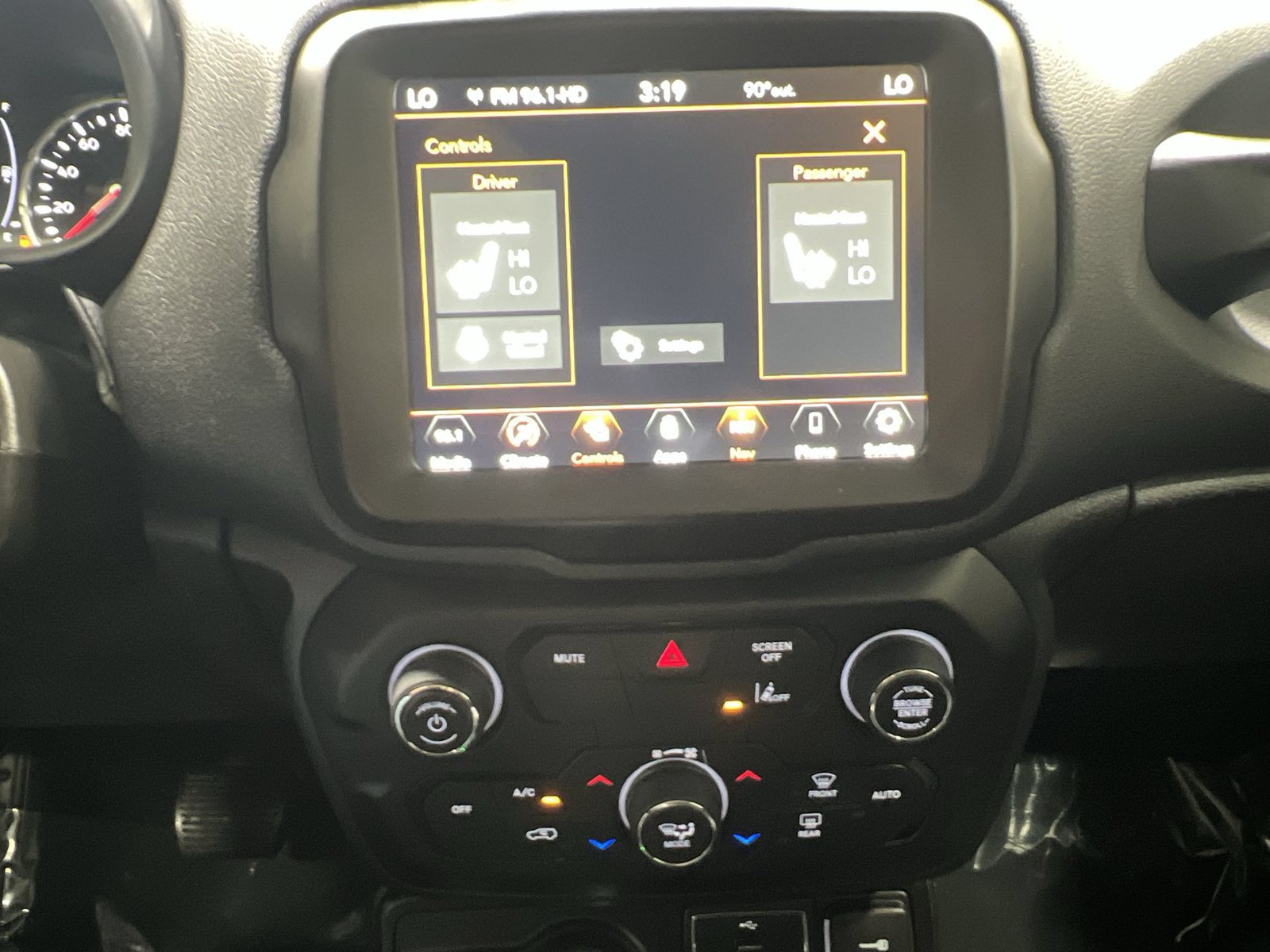 Used 2023 Jeep Renegade Latitude w/ Premium Group AWD/4WD image 19
