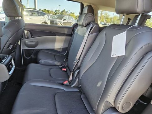 New 2026 Kia Carnival FWD image 11