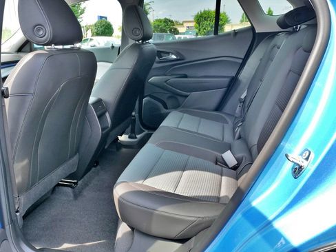 Used 2025 Chevrolet Trax LT w/ LT Convenience Package FWD image 17