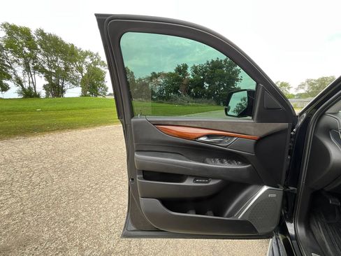 Used 2017 Cadillac Escalade Luxury AWD/4WD image 25