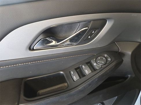 Used 2021 Chevrolet Traverse LT image 13