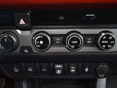 Used 2018 Toyota Tacoma TRD Off-Road w/ Technology Package AWD/4WD image 27