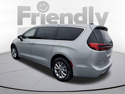 New 2026 Chrysler Pacifica Select AWD/4WD image 3