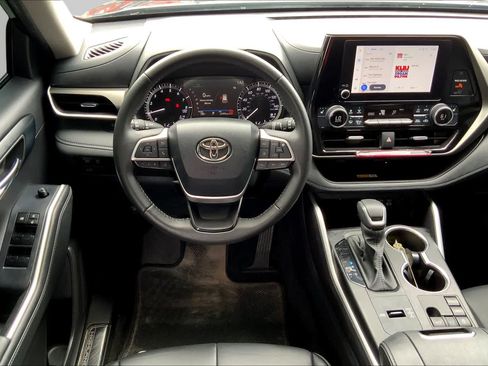 Used 2024 Toyota Highlander XLE FWD image 6