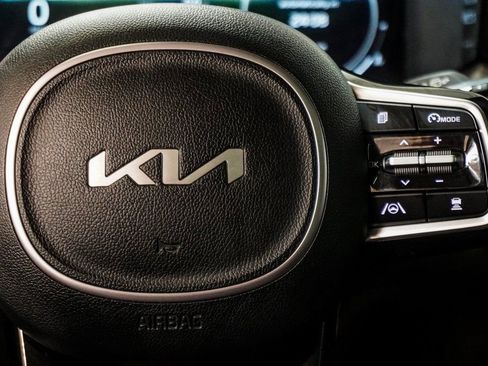 Used 2023 Kia Sorento SX image 18