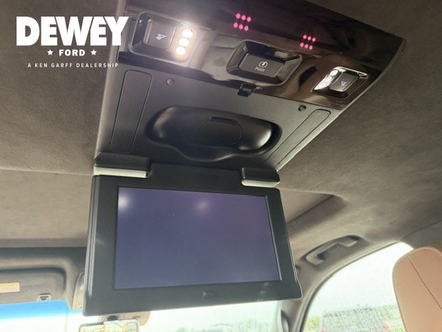 Used 2017 Cadillac Escalade Platinum AWD/4WD image 32
