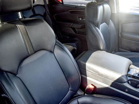 Used 2025 Honda Pilot EX-L image 10